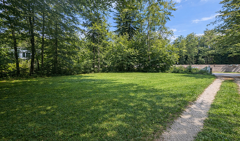 Sunny plot of land in a prime location in Grünwald *no commission*.