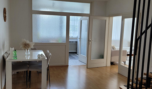 Buxtehude, spacious 4-room apartment, balcony, two levels, central location.