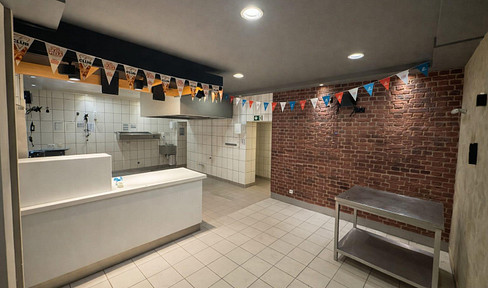 Commercial unit suitable for a pizzeria, delivery service, other fast-food businesses, or a retail store.