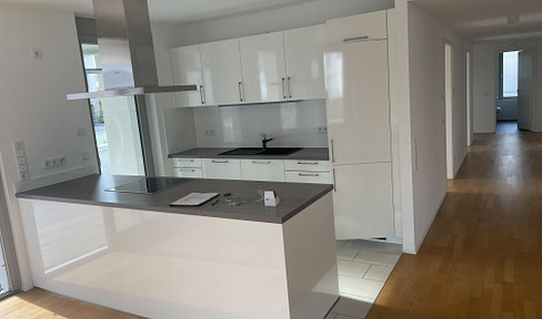 Killesbergpark: Spacious 4-room apartment on a high floor with fitted kitchen and large terrace.