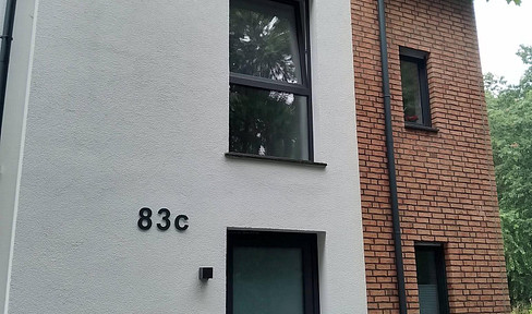 SHS (centrally located): Apartment (built in 2023) on the ground floor | 2.5 rooms, approximately 70 m² | Cellar and garden, optional parking space available.
