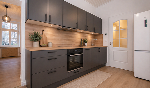 No fees: Renovated 2-room apartment in a historic building, located on Schulstraße.
