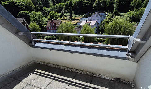 Beautiful, bright 3-room apartment with fitted kitchen, balcony, and parking space.