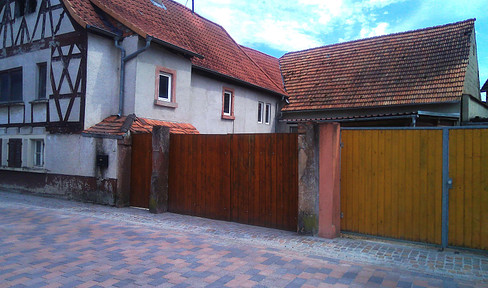 Half-timbered house with an inner courtyard and hall.