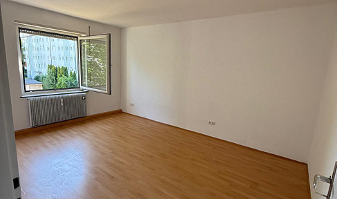 Frisch sanierte 2 Zimmer Wohnung mit Küche und sonnigem Balkon
