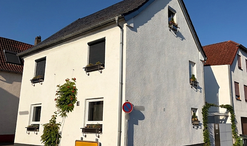 Modern, renovated detached house with designer finishes and a covered terrace – ready to move in immediately.