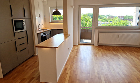 2-ZKB mit Studio-Charakter & Weitblick ins Grüne, Ersteinzug nach Sanierung, Küche, Balkon, Garage