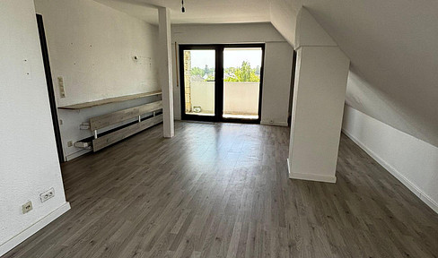 Helle 1,5-Zimmer-Dachgeschosswohnung mit Balkon und neuer Pantryküche