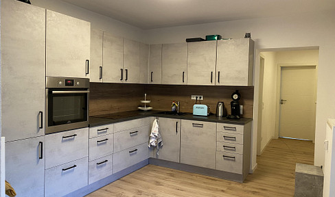 Charming 3-room apartment with fitted kitchen and balcony, located in a central area.