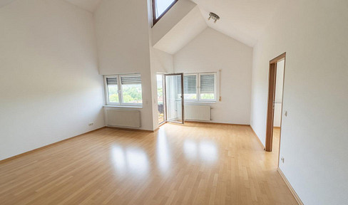 Helle 2-Zimmer-Dachgeschosswohung mit großem Balkon & schöner Ausicht