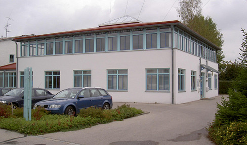 Heller Büroraum mit Gemeinschaftsküche und Stellplatz