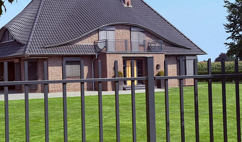 Großzügiges Einfamilienhaus mit Pool