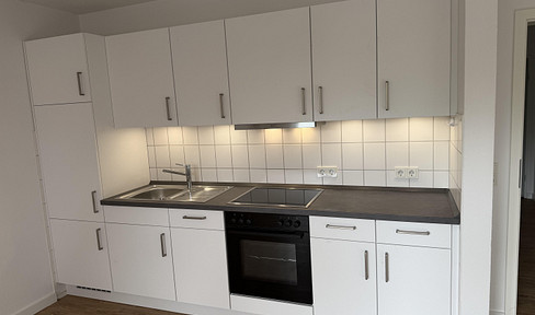 Bezugsfreie Single-Wohnung mit Südbalkon, neuer Einbauküche und Stellplatz