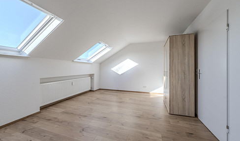 Kernsanierte 2-Zimmer-Dachgeschosswohnung mit neuer Einbauküche & Stellplatz in Oberstenfeld