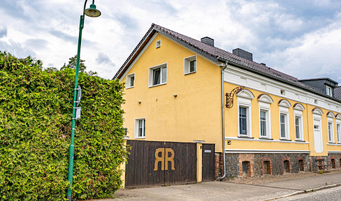 Beautifully renovated Victorian villa with 3 separate units, immediately habitable, including a stable and a holiday apartment.