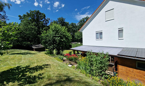 Family home with 5 rooms and 145 square meters, large plot of land in a very idyllic location on the edge of the forest.