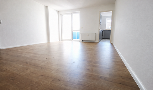 Modern 3-room apartment with a new fitted kitchen, balcony, and underground parking space in Schlosschemnitz.