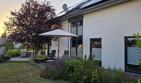 Modern, detached house in Emmerstedt, free of encumbrances, featuring a heat pump, solar panels, and fiber optic internet.