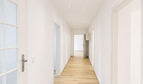 Move in and feel at home – Completely renovated apartment with its own garden and a double garage.
