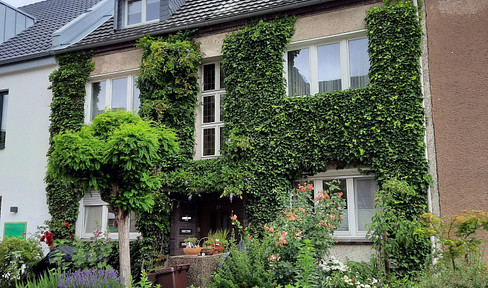 D-Bilk: Popular location! A charming and peaceful residential retreat, surrounded by greenery.