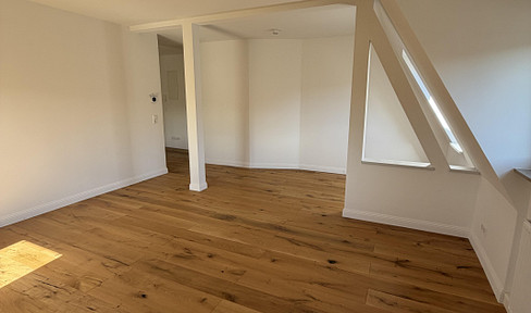 Classic and Beautiful. Luxurious, renovated 2-room apartment in the popular western district of Stuttgart.