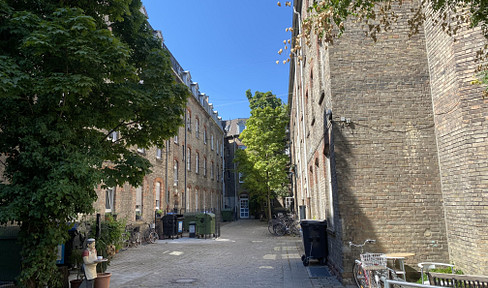 RENOVATED! 1-bedroom apartment with fitted kitchen in a quiet, green courtyard location, close to Mendelssohnplatz and KIT (Karlsruhe Institute of Technology).