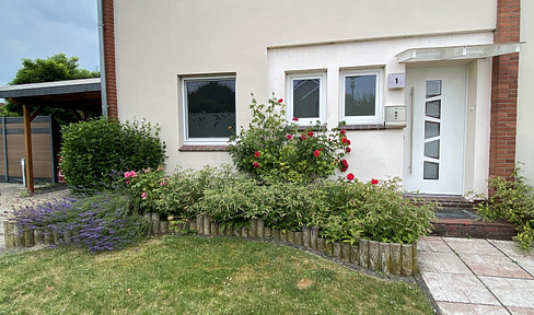 Well-maintained terraced house with a lovely garden.