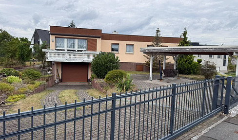 Detached house with a 1209 square meter plot of land and over 250 square meters of living space.