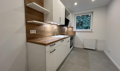 High-quality renovated 2-room apartment (available for the first time) with a balcony and a new fitted kitchen (in the city center).