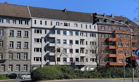 A dream home in the beautiful Pempelfort district! This partially renovated 2-room apartment with 2 balconies is located in a prestigious, historic building.
