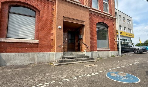 Office or commercial space with a kitchen and restroom facilities, located in Leverkusen-Opladen.