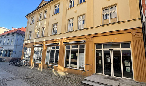 Attractive commercial space in the heart of Senftenberg, located directly on the market square.