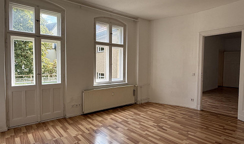 Bright, unfurnished 2-room apartment in a historic building, located near Charlottenburg Palace (no commission fees).