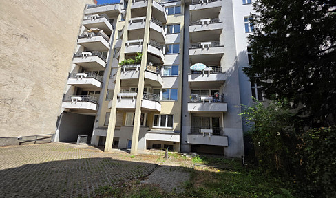 Charlottenburg, prime location near the palace. 19 apartments, 1780 square meters total living space. Apartments have balconies. Property is a condominium. Potential vacancy rate: up to 70%.