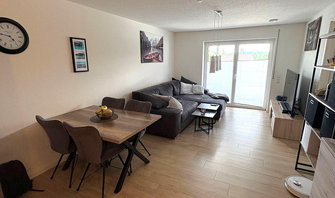 Neuwertige und helle 2,5 Zimmer Wohnung mit großer Terrasse und Einbauküche