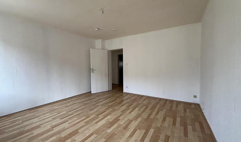 3 rooms, available immediately.