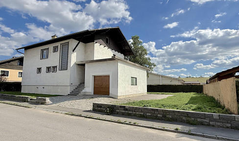 Commission-free: Solid house with modern living comfort and a sunny terrace.