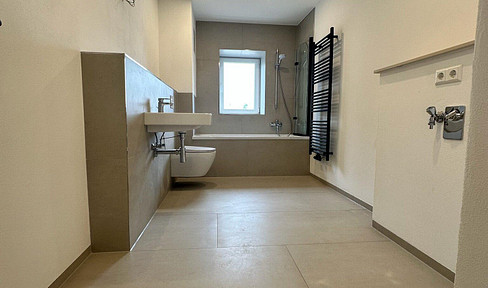 Großzügige 3-R.-DG-Wohnung mit Einbauküche – Erstbezug nach hochwertiger Sanierung