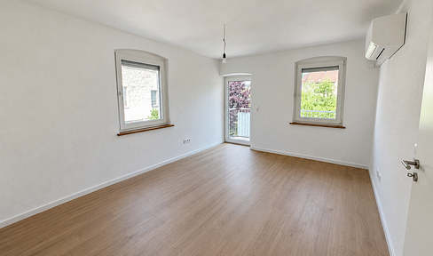 Newly renovated 1-bedroom apartment with a balcony and air conditioning.