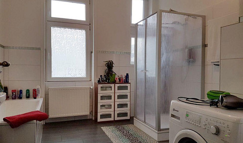 Hochwertig sanierte Altbau-Wohnung mit Einbauküche und Tageslichtbad