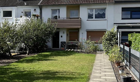 Semi-detached house with a garden in the southern district of Duisburg.