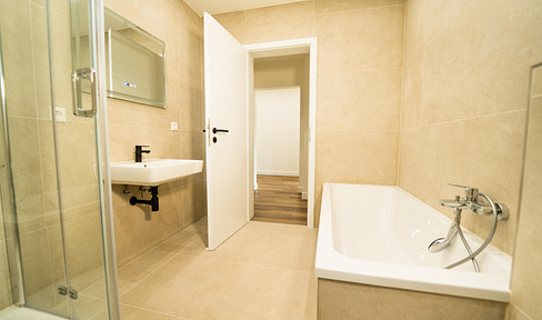 Modern, renovated 3-room apartment with balcony and private garden – Available for first occupancy.