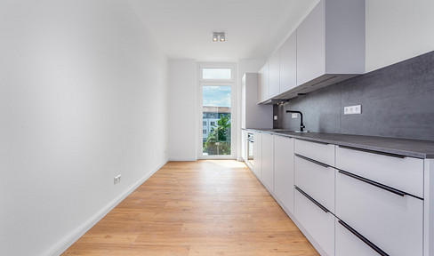 First occupancy: 2-room apartment in a renovated older building, with new construction standards, 72 m², fitted kitchen, balcony.