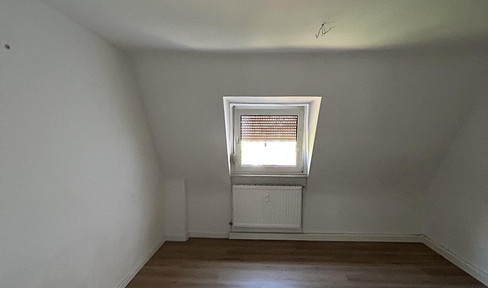 Helle 4-Zimmer-Dachgeschosswohnung mit großzügiger Küche