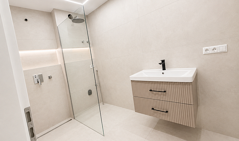 Modern wohnen in Ditzingen – Stilvoll sanierte 3- bis 4-Zimmer-Wohnung mit großem Balkon