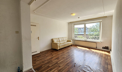 Empty apartment with a nice layout, located in the city center.