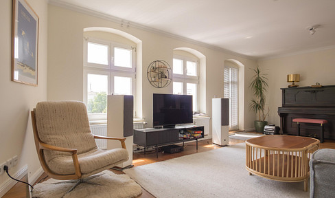Exclusive four-room apartment in a prime location in Berlin-Mitte.