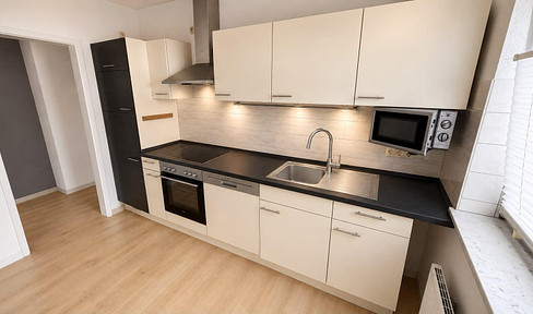 Bright ground-floor apartment with fitted kitchen - First rental after renovation.