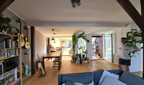 3-room apartment with a rooftop terrace, offering privacy and a cool environment, with views over the rooftops near the University Medical Center Eppendorf.