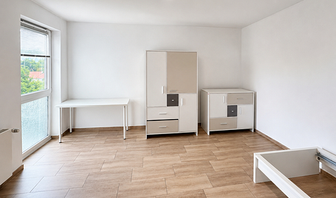 Modernized 1-room apartment in Erlangen-Bruck – fully furnished, with built-in kitchen and washing machine.